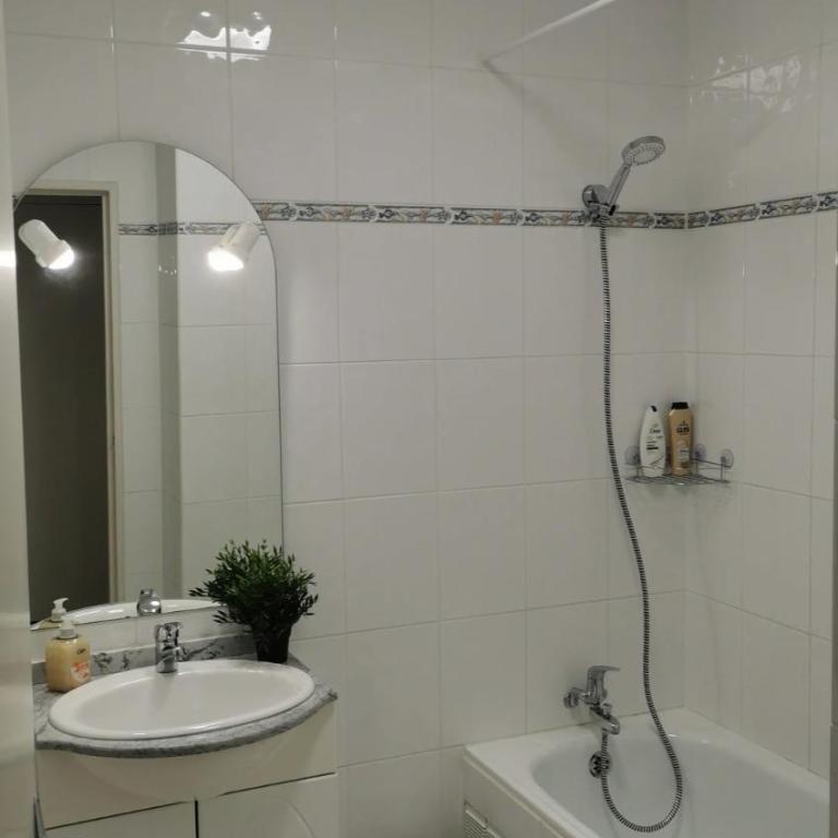 Appartement refait à neuf, climatisé avec vue mer et montagne, avec place de parking privative - Appartement 1 Chambre - 9