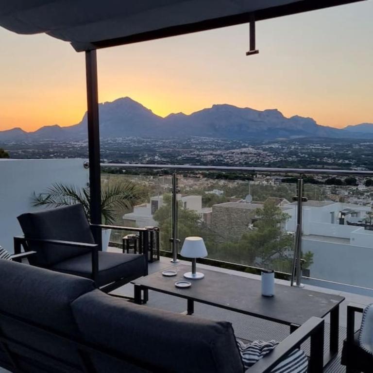 Magnificent view and pool - Three-Bedroom House - 30