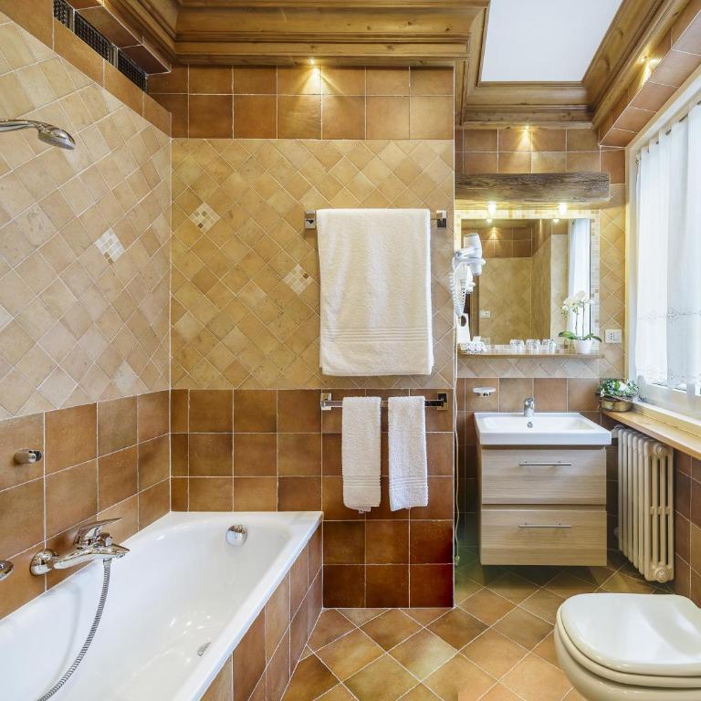 Hotel Columbia & Spa - Camera Matrimoniale Comfort con Balcone e Vista - 11
