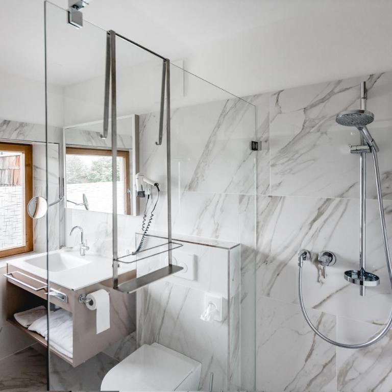 Seehotel Brandauer's Villen - Doppelzimmer mit Seeblick und Balkon - 4