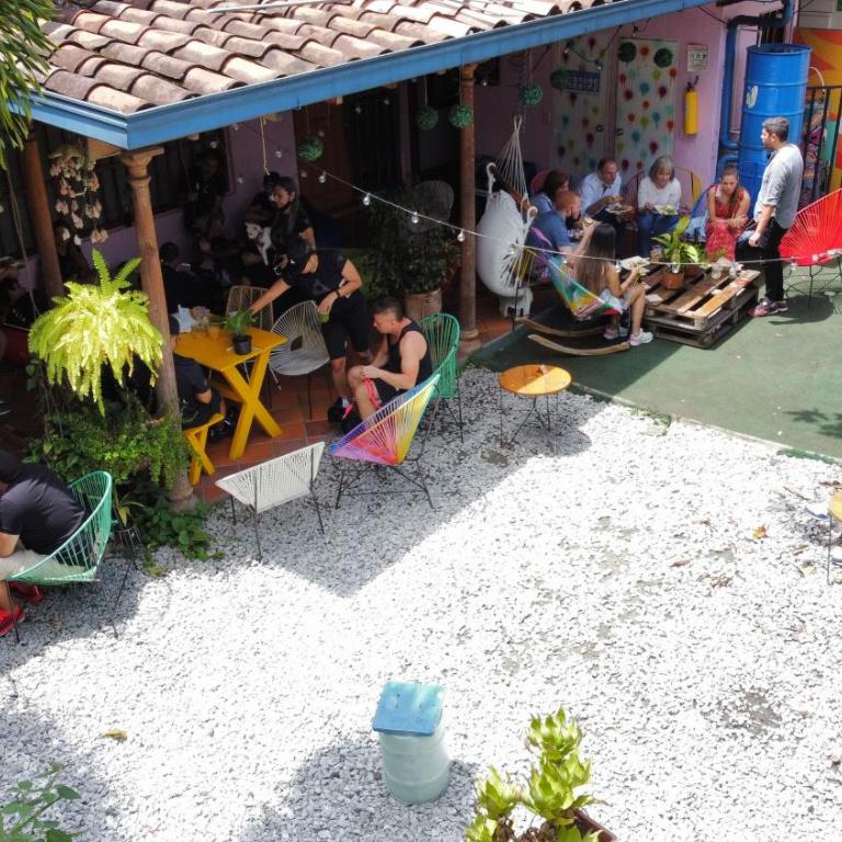 Yolo Hostel Medellin - Habitación Doble Económica - 1 o 2 camas - 2