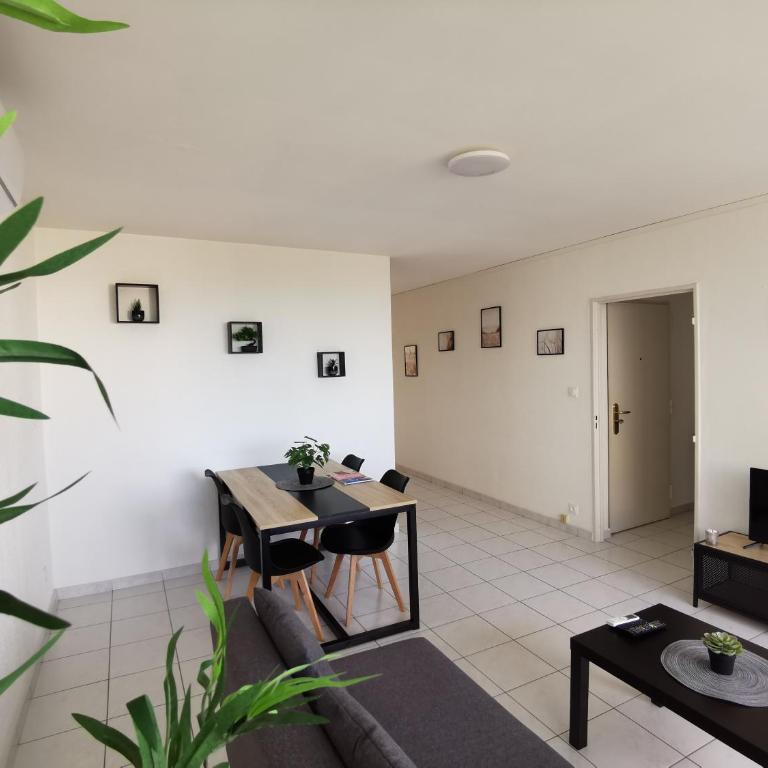 Appartement refait à neuf, climatisé avec vue mer et montagne, avec place de parking privative - Appartement 1 Chambre - 3