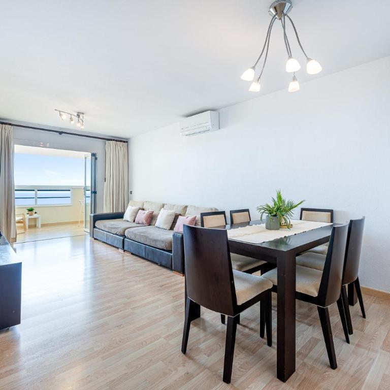797 HOLIDAY RENTALS- Espectacular piso para 6 con vistas al mar - Apartamento de 3 dormitorios - 6