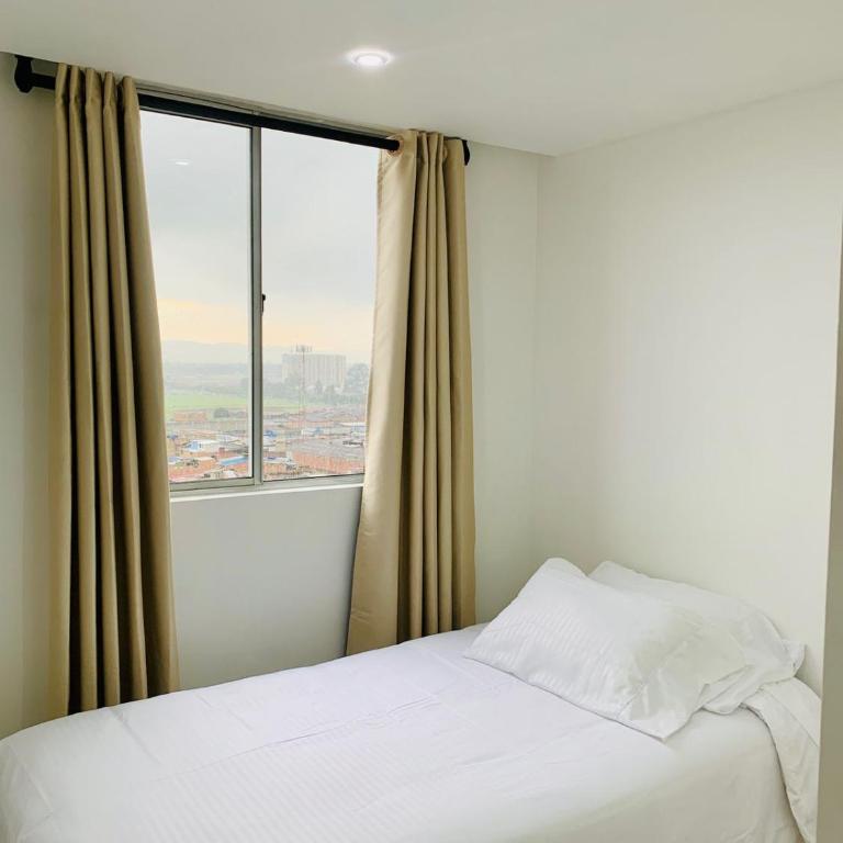 Alquiler Apartamento en Bogotá cerca al aeropuerto-Colibri Dorado-by-wonderlust - Three-Bedroom Apartment - 13