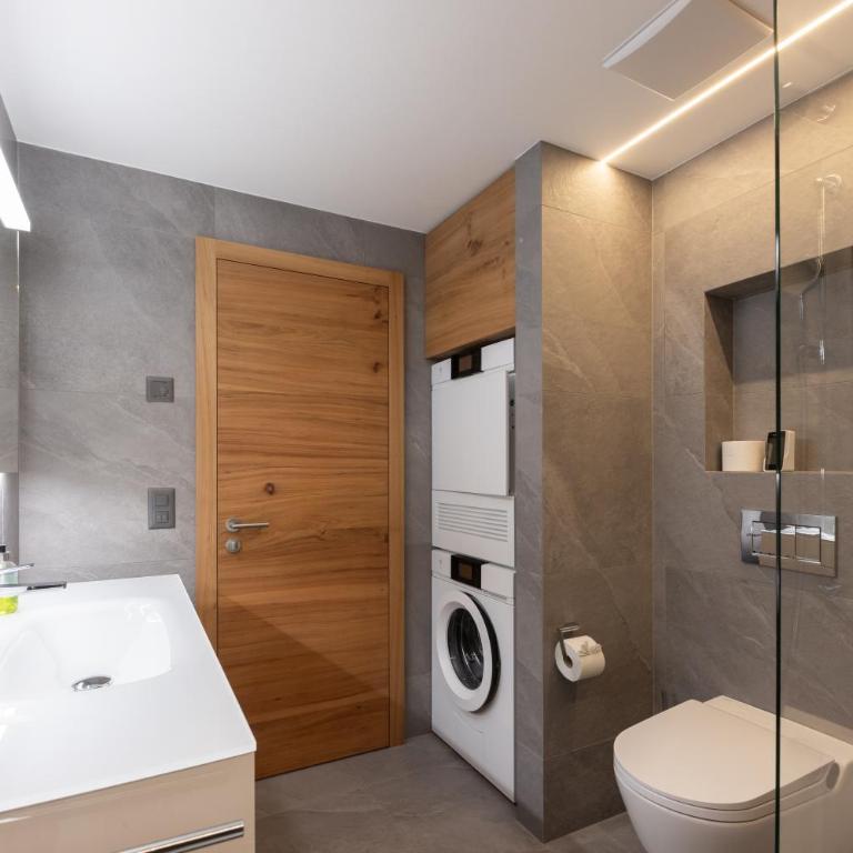 New! Exclusive Apartment 3min to Chantarella Bahn - Three-Bedroom Apartment - 13