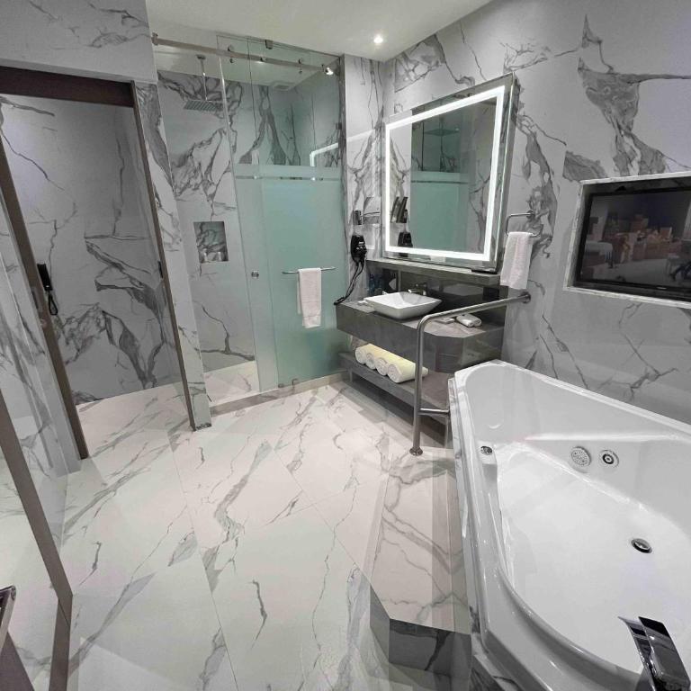 Safi Royal Luxury Metropolitan - Suite con bañera de hidromasaje - Cama extragrande - 3