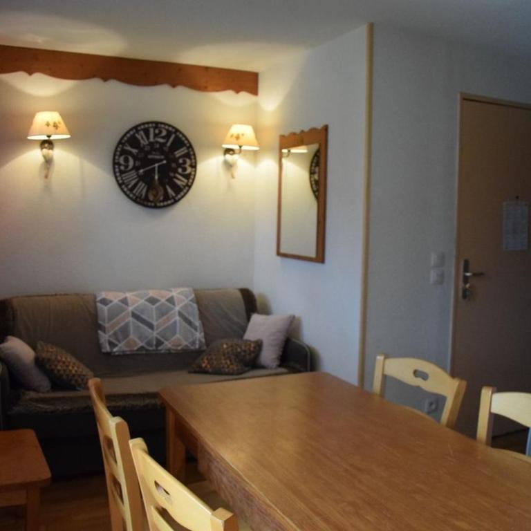 LES PETITS ETERLOUS Appartement T3 36m2 à Puy St Vincent 1800 Alpes du sud 6 personnes parking privé couvert - Two-Bedroom Apartment - 4