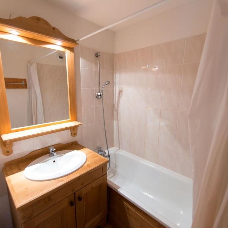 LES PETITS ETERLOUS Appartement T3 36m2 à Puy St Vincent 1800 Alpes du sud 6 personnes parking privé couvert - Two-Bedroom Apartment - 20
