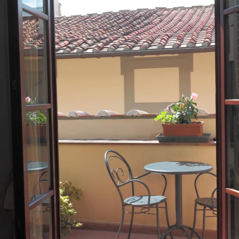 Hotel Duomo Firenze - Camera Matrimoniale Classic con Balcone e Vista Parziale - 2