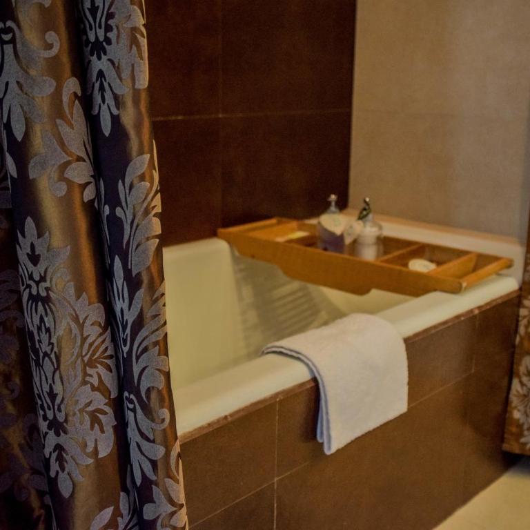 Los Juncos Patagonian Lake House - Master Suite - 4