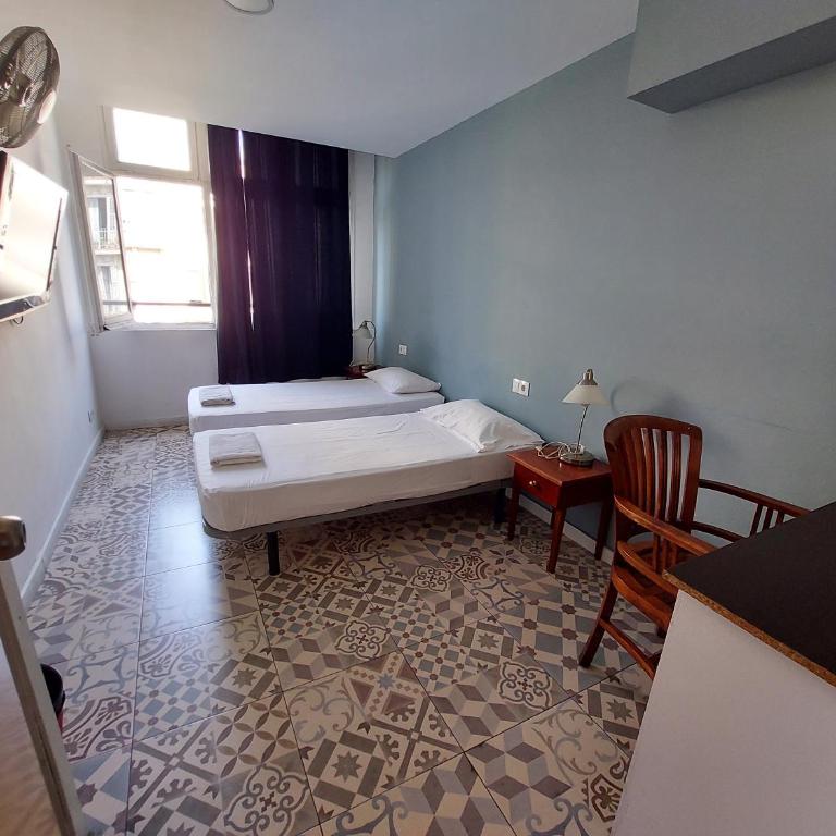 Alberg Sants Bcn - Twin Room with Shared Bathroom - 2