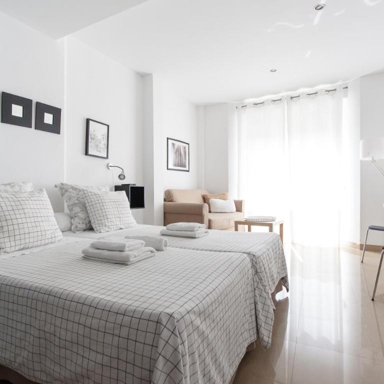 Apartamentos Edificio Constitución - Estudio con balcón (3 adultos) - Calle Adolfo Rodríguez Jurado 8 - 5ª planta - 1