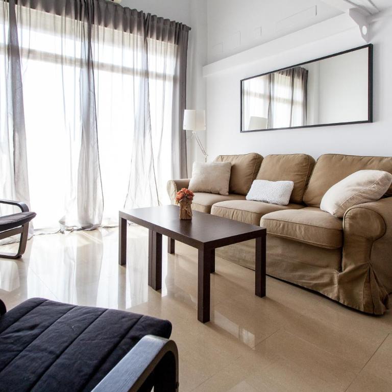 Apartamentos Edificio Constitución - Apartamento con terraza privada (6 adultos) - Ático - Calle Adolfo Rodríguez Jurado, 8 - 17