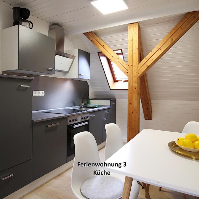 3 Zimmerwohnung in Würzburg nähe Uniklinik, free parking - Ferienwohnung Nr. 3 – mit 2 Schlafzimmern, einem Wohnzimmer, einer gemeinsamen Terrasse und einem Stellplatz im Carport - 14