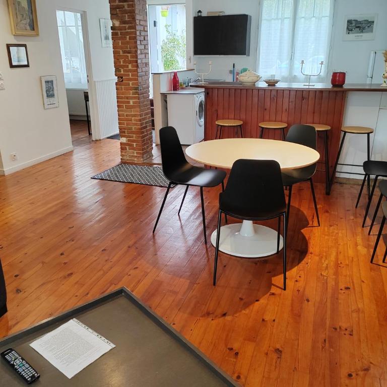 80 m2 appartement indépendant, 4 personnes et plus, piscine et jardin Direct Gare Aéroport - Two-Bedroom Apartment - 12