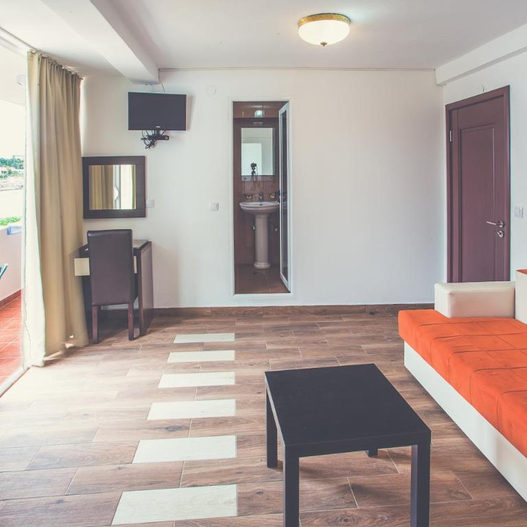 Apartments Atlantis - One-Bedroom Apartment with Sea View - 5