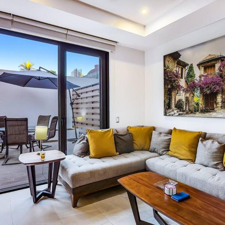 A FEW BREEZY STEPS TO THE BEACH ~LUXURIOUS STAY~ - Apartamento de 2 dormitorios - 1