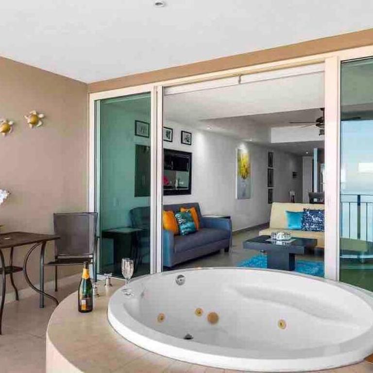 BEACH FRONT~ JACUZZI ~ SPECTACULAR OCEAN VIEWS - Apartamento de 1 dormitorio - 32