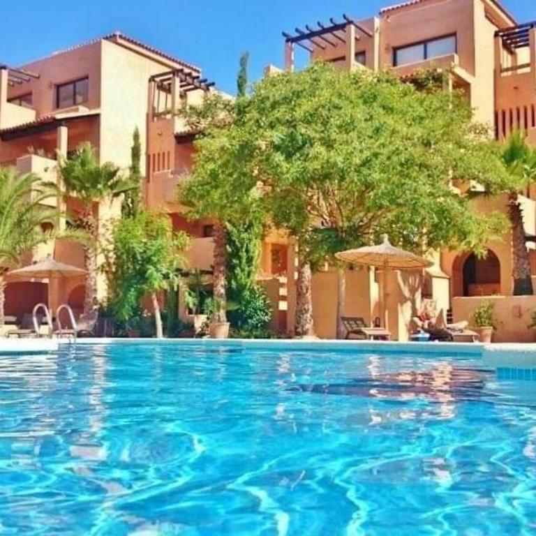 2-Bed Sleeps 4 with Pool Access - Apartamento - 1