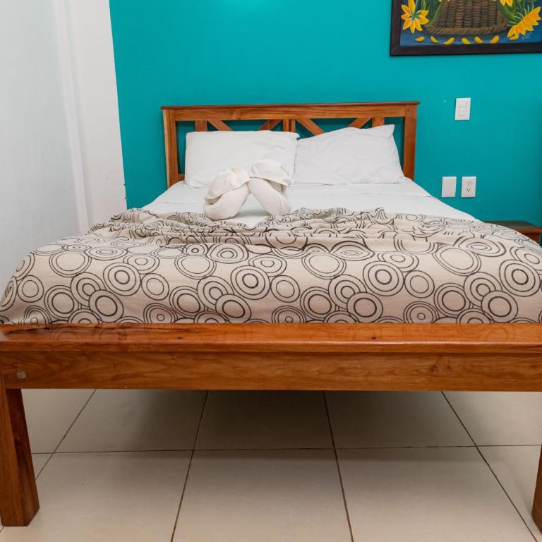 Hotel Las Palmas en Laurel - Triple Room with City View - 4