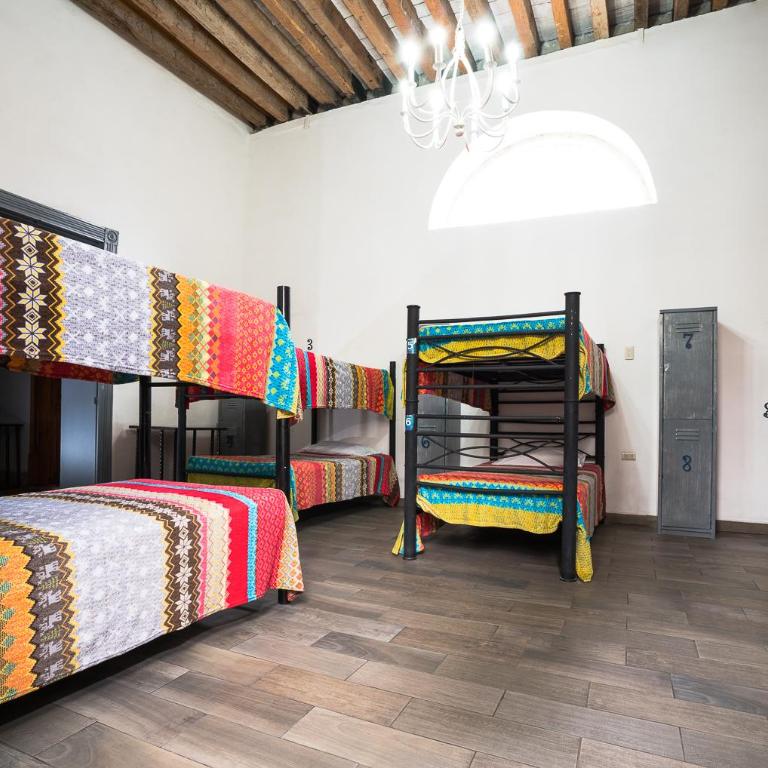 Hostal Santo Domingo - Habitación compartida mixta de 10 camas - 1