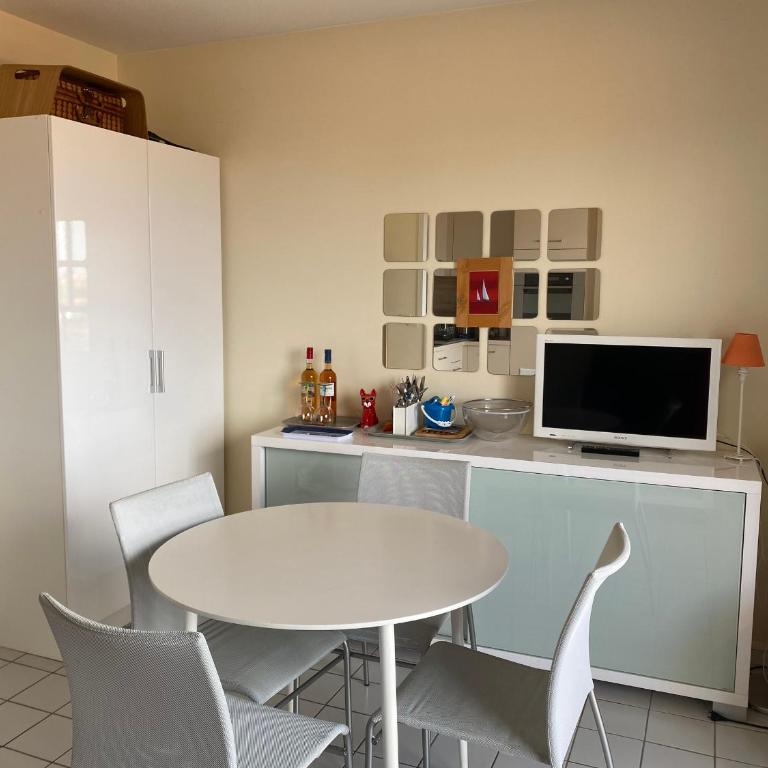 Studio Cabine - Centre Ville, Proche Plage et Casino, Parking Sécurisé, Balcon et Équipements Complets - FR-1-319-495 - Appartamento - 5
