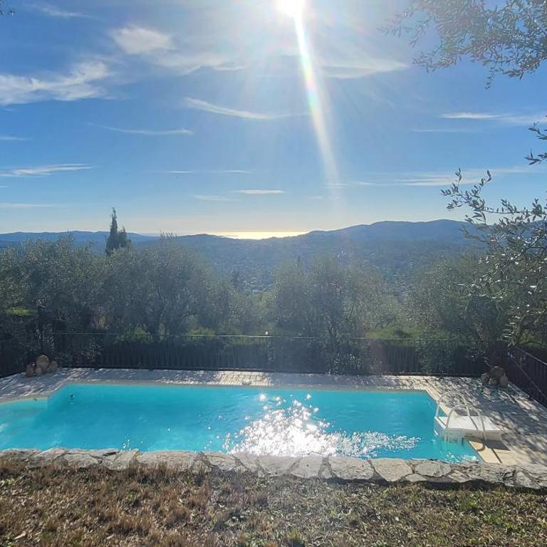 "La Colombe sous les Oliviers" Gîte jusqu'à 4 personnes - 75m2 - Sur Boooking - Rez de jardin Piscine Vue mer et lac - Casa Vacanze - 39