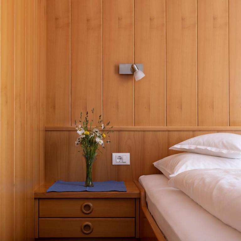 Garni Juval - Doppelzimmer mit Poolblick - 3