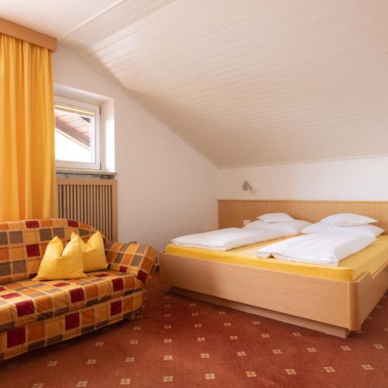 Garni Juval - Doppelzimmer mit Poolblick - 2