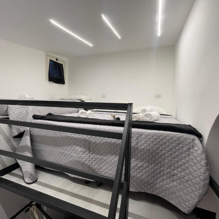 Lux House Naples Airport - Camera Tripla Economy con Bagno in Comune - 13