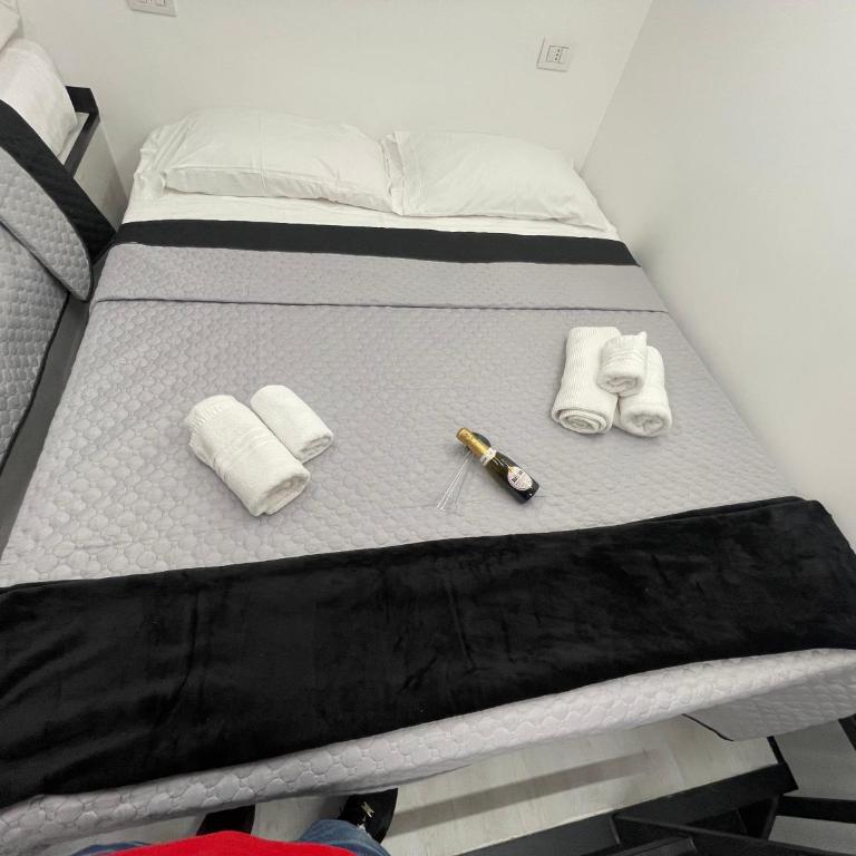 Lux House Naples Airport - Camera Tripla Economy con Bagno in Comune - 11