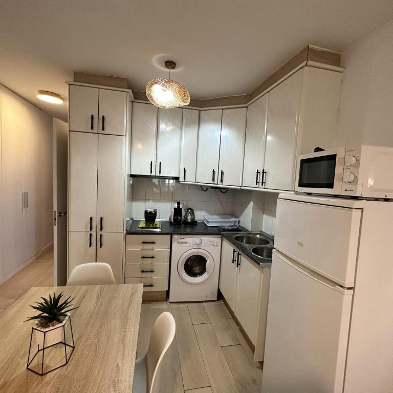 Central Apartment with Terrace & Seasonal Pool Walking Distance to the Beach by Namaste Elite - Apartamento de 1 dormitorio - 9