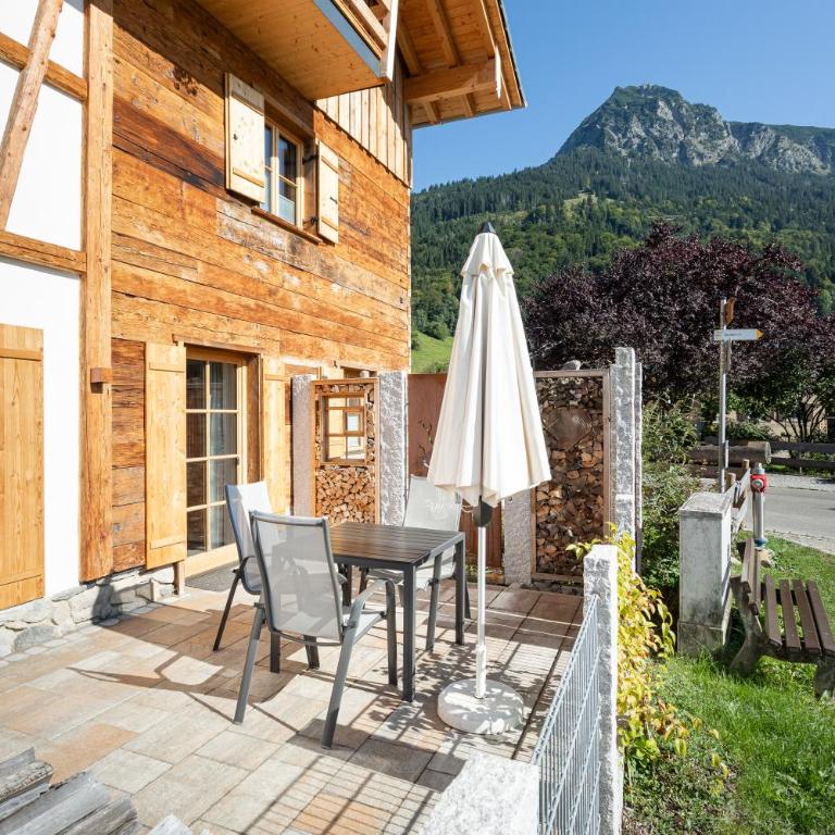 "Fewo am Dorfplatz" - Annehmlichkeiten von 4-Sterne Familien-und Wellnesshotel Viktoria können mitgenutzt werden - Apartment mit Blick auf die Berge - 2