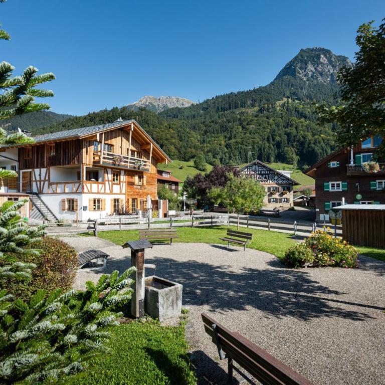 "Fewo am Dorfplatz" - Annehmlichkeiten von 4-Sterne Familien-und Wellnesshotel Viktoria können mitgenutzt werden - Apartment mit Blick auf die Berge - 1
