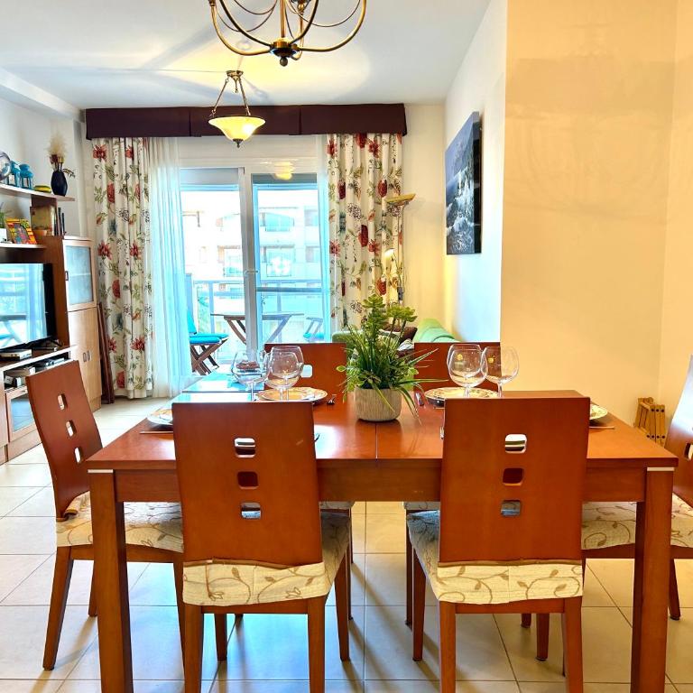 Spacious, comfortable and close to the beach - Three-Bedroom Apartment - 7