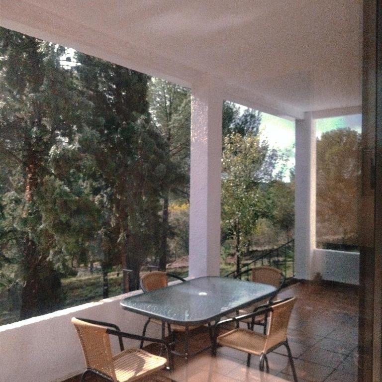 Bonita casa blanca en el bosque. - Two-Bedroom House - 21