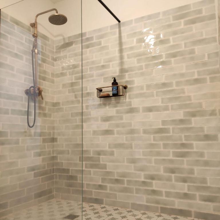 Bonita casa blanca en el bosque. - Two-Bedroom House - 29