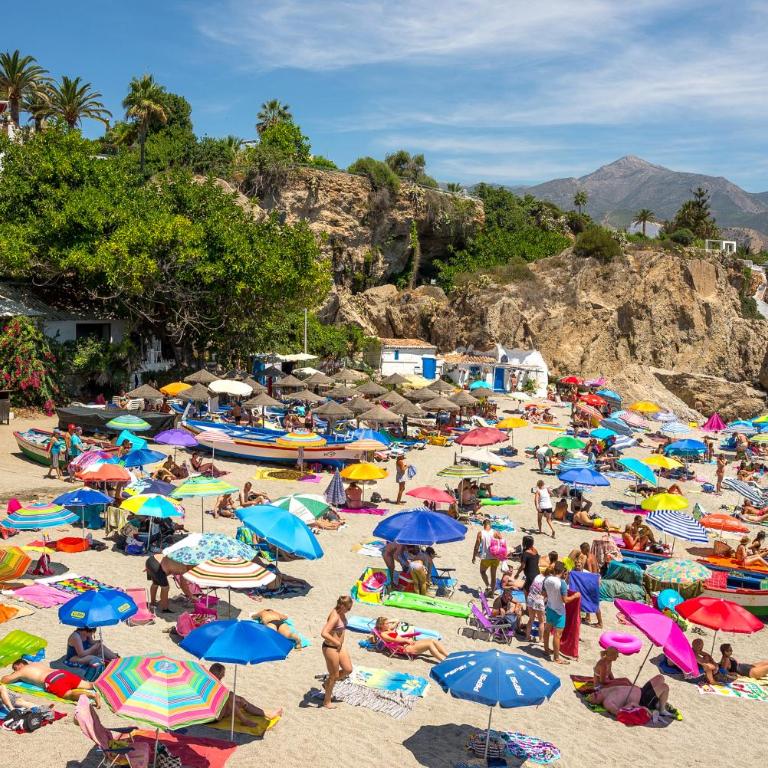 HC Calahonda Beach Nerja - Habitación Doble Deluxe con balcón y vistas parciales al mar - 4