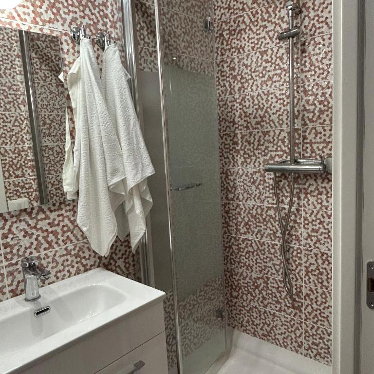 Guesthouse Dahlia Rossa - Camera Matrimoniale/Doppia con Letti Singoli con Bagno Privato - 7