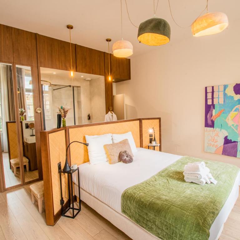 LOLA Boutique Hôtel - Bordeaux Centre - Chambre Double Deluxe avec Balcon - Vue sur Église - 1