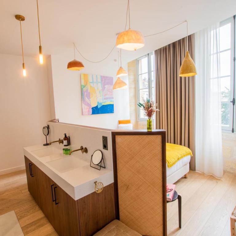 LOLA Boutique Hôtel - Bordeaux Centre - Chambre Double Deluxe - Vue sur Église - 3