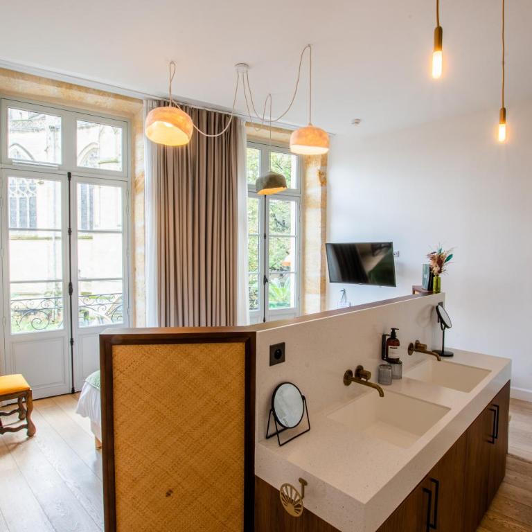 LOLA Boutique Hôtel - Bordeaux Centre - Chambre Double Deluxe avec Balcon - Vue sur Église - 6
