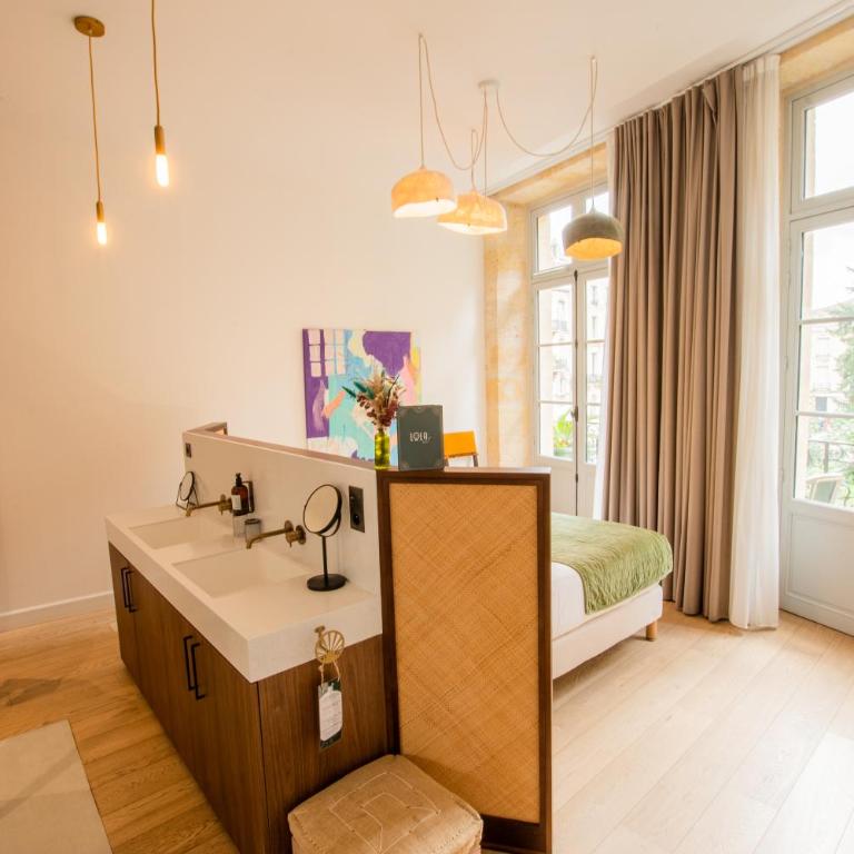 LOLA Boutique Hôtel - Bordeaux Centre - Chambre Double Deluxe avec Balcon - Vue sur Église - 3