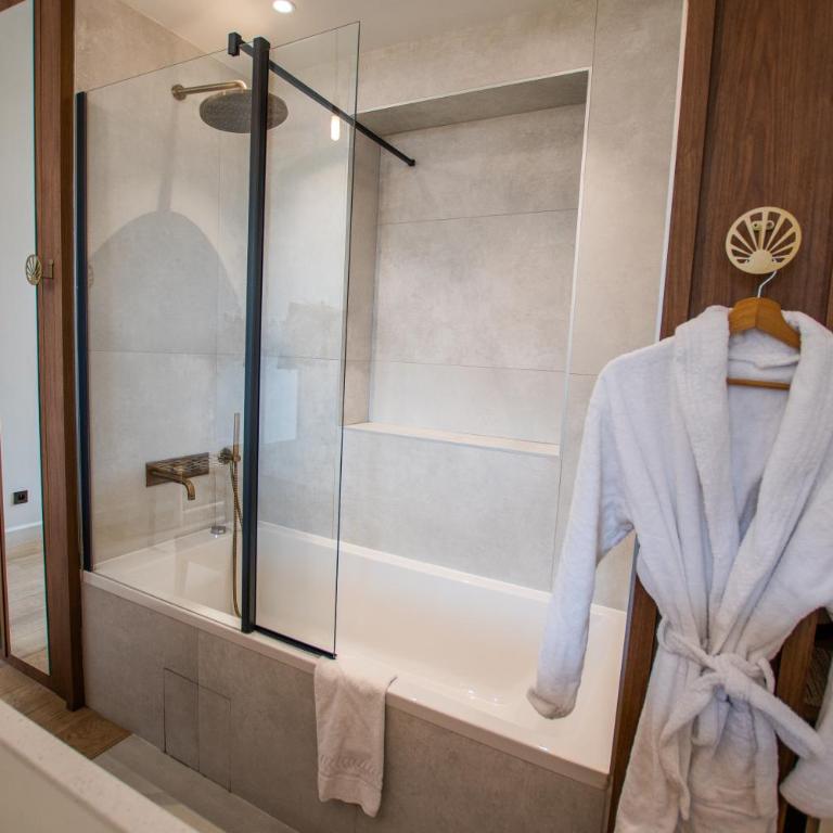 LOLA Boutique Hôtel - Bordeaux Centre - Chambre Double Deluxe avec Balcon - Vue sur Église - 11