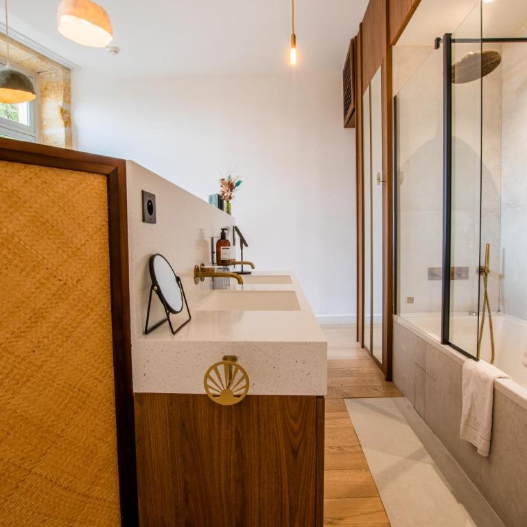 LOLA Boutique Hôtel - Bordeaux Centre - Chambre Double Deluxe avec Balcon - Vue sur Église - 10