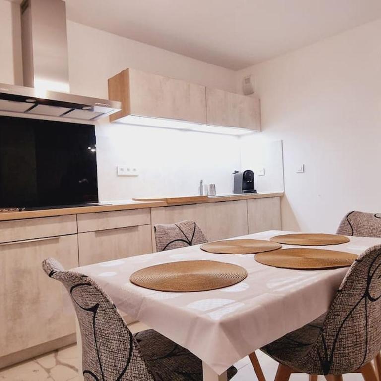 Spacieux, lumineux, chic ,60m2 au coeur du Lyon 6ème -Quartier Foch- avec grand balcon - Apartment mit 1 Schlafzimmer - 3