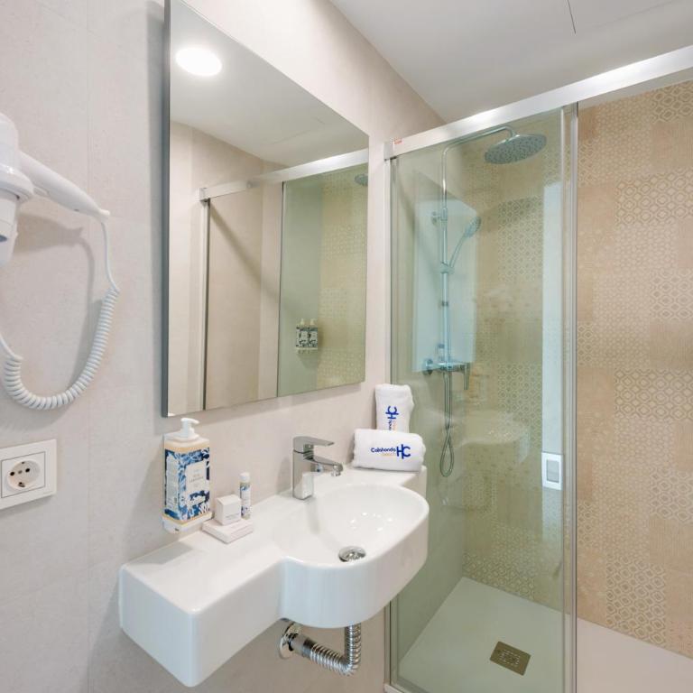 HC Calahonda Beach Nerja - Habitación Doble Deluxe con balcón y vistas parciales al mar - 3