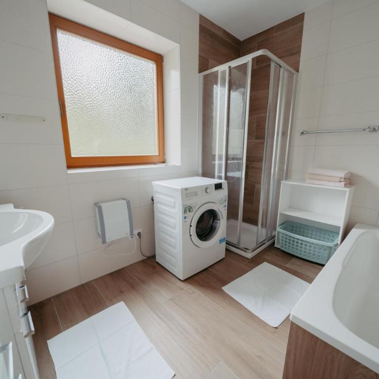 Ferienhäuser Inge und Seeblick - Apartment mit 2 Schlafzimmern und Terrasse - A - 9