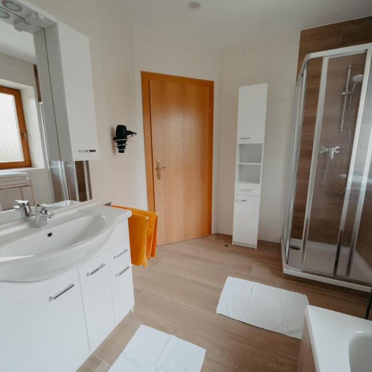 Ferienhäuser Inge und Seeblick - Apartment mit 2 Schlafzimmern und Balkon - A - 7