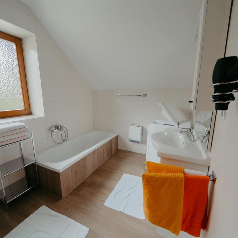 Ferienhäuser Inge und Seeblick - Apartment mit 2 Schlafzimmern und Balkon - A - 8
